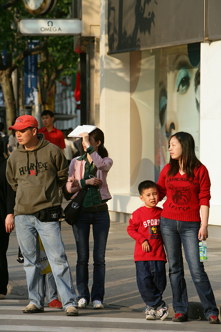Shopping, Huaihai Xilu,intersection Huaihai Xilu, shopping, people, pedestrians, consumer, consum, Konsum, Einkauf