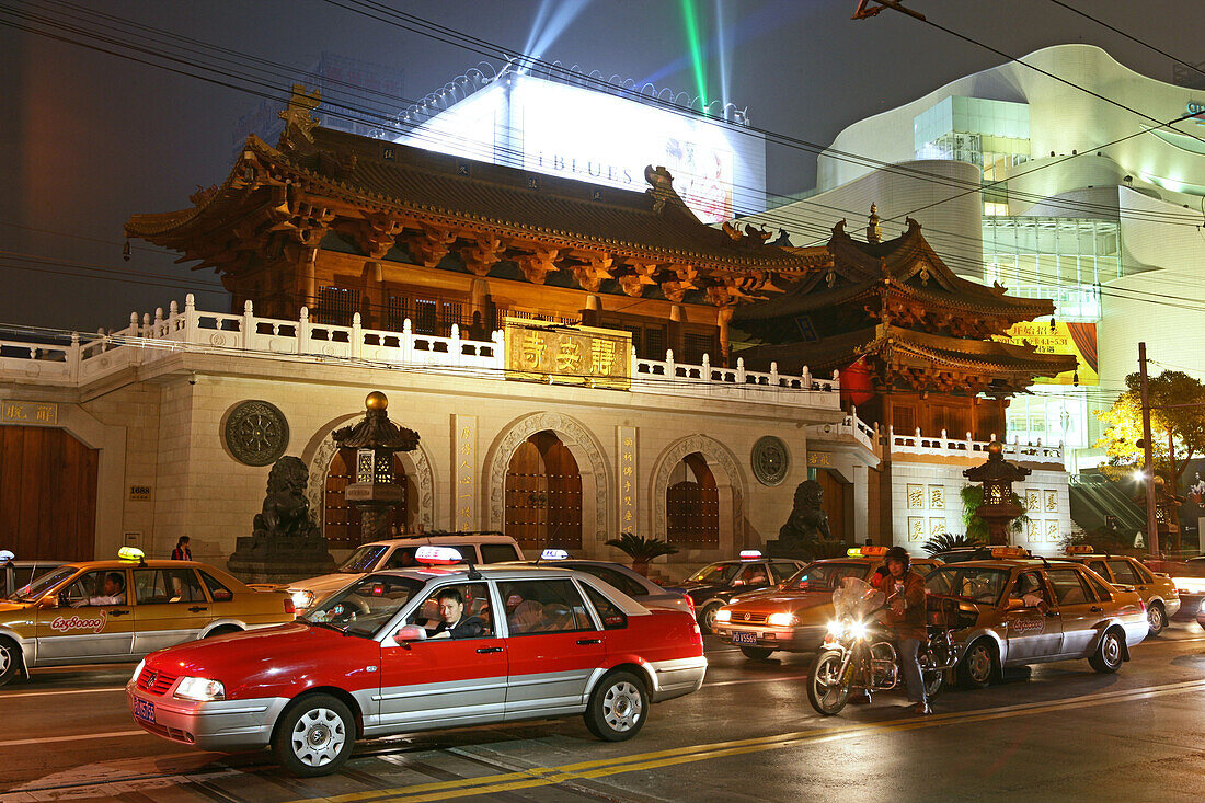 Jing'an Temple at night,Jing An Tempel, modernisiert, Nanjing XiLu, Taxi