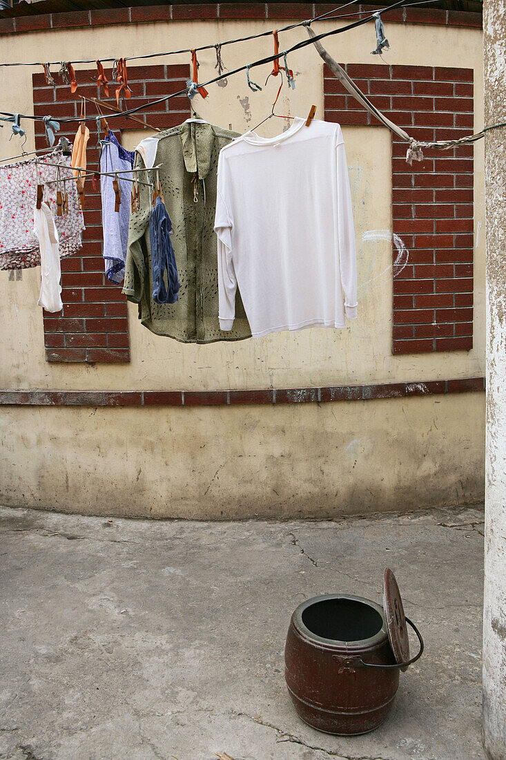 old town, Lao Xi Men,Toiletteneimer, toilet bucket, laundry, Wäsche