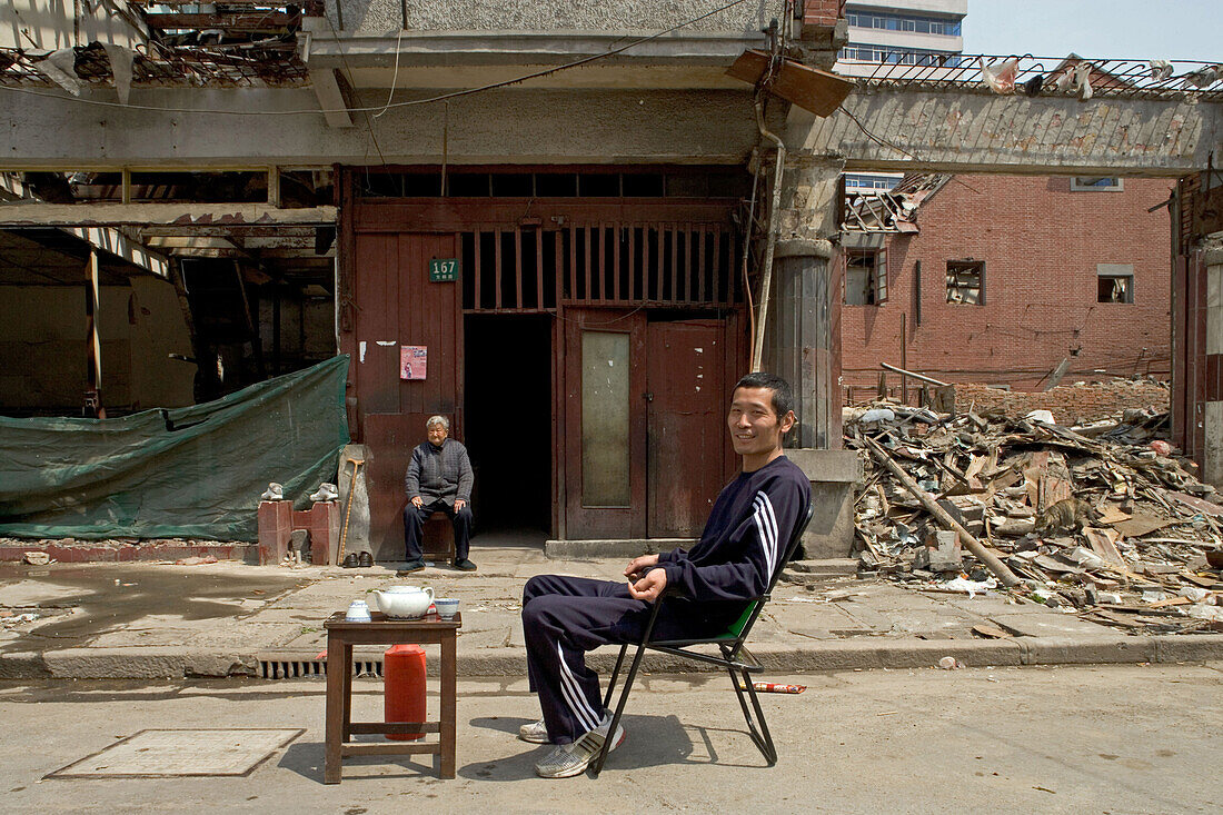 Abriss, demolition in old town, Lao Xi Men,one of the last residents of a demolished quarter, refusing resettlement, letzte Bewohner eines Abrissviertels, die sich der Umsiedlung widersetzen, redevelopment area, Abrissgebiet, living amongst demolished  ho