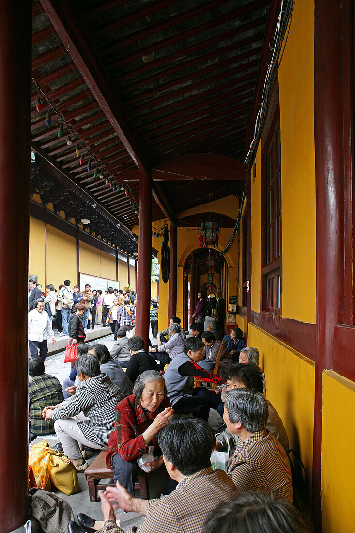 Longhua Temple,Longhua Temple and pagoda, oldest and largest buddhist temple in Shanghai, ältester und größter buddistischer Tempel, Arkaden, Vordach, Pilger, pilgrims, old ladies