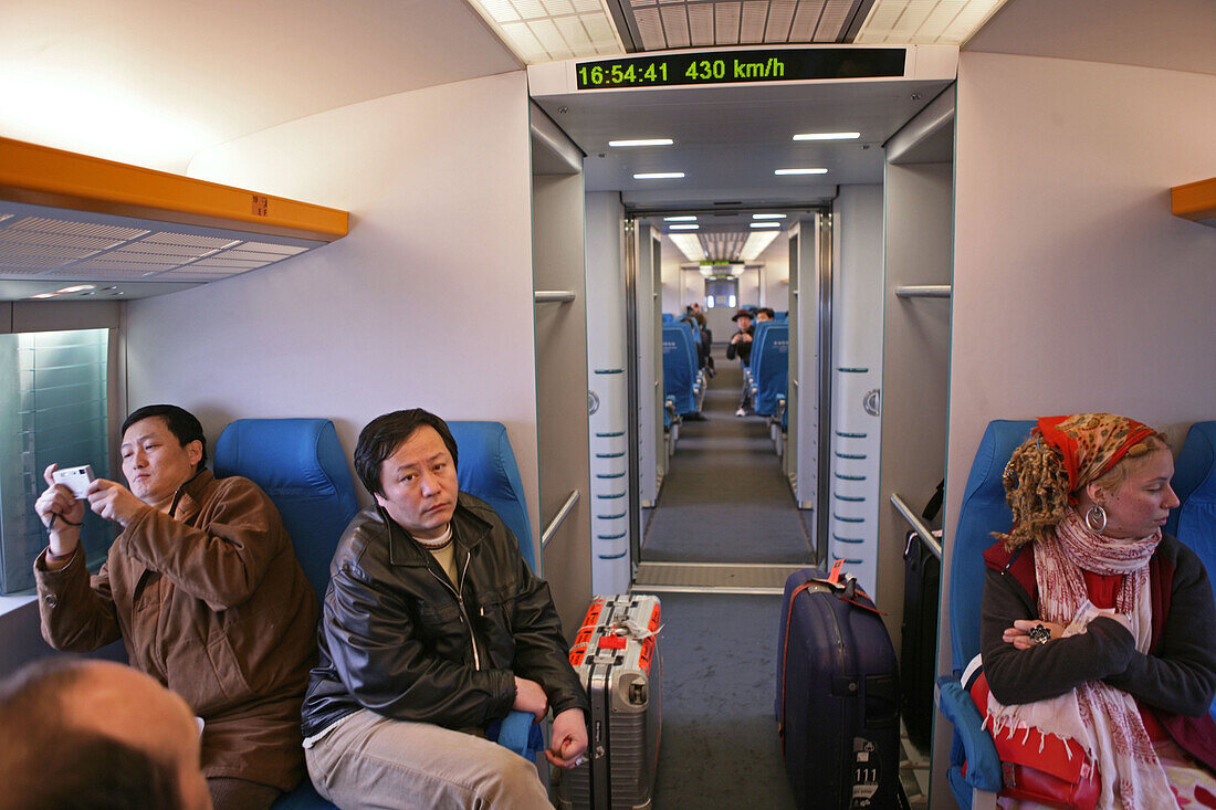 Maglev,Passagiere, passengers, speedometer, 431 km/h, Transrapid, magnetic levitation train,Siemens, connects Pudong Airport with downtown Shanghai, joint venture, German consortium