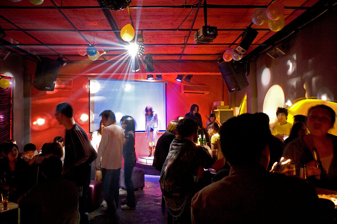 Maoming Lu,Bar in Maoming Lu, Vergnügungsstrasse mit zahlreichen Bars, Night life, life music, strip of bars, crowd, table dance