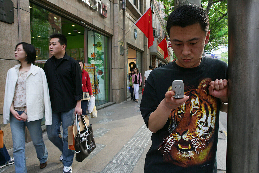 mobile phone,Mobilfunk, Handy, Telefon, chinesisch, Mann mit Tiger T-Shirt, Handy, Huaihai