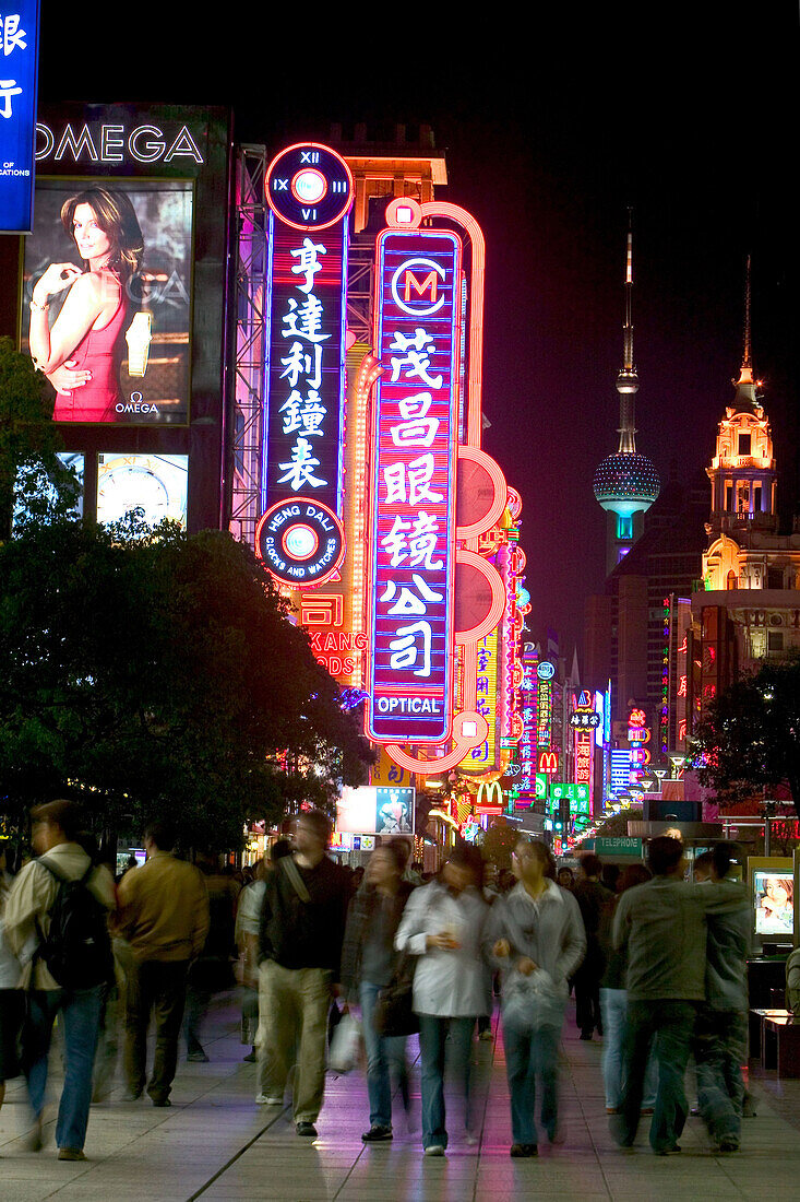 Shopping, Nanjing Road,Evening, Nanjing Road shopping, people, pedestrians, consumer, consume, Konsum, Neonreklame, neon, advertising, Einkauf Fußgänger, Oriental Pearl Tower