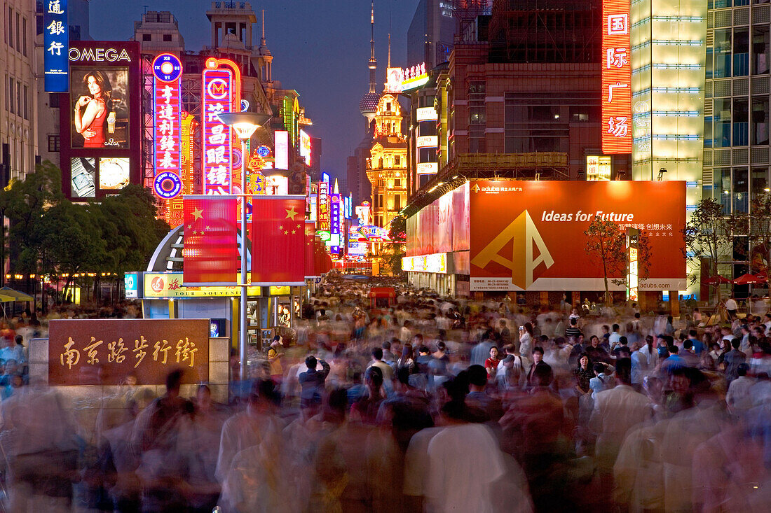 Shopping, Nanjing Road,Evening, crowds, Nanjing Road shopping, people, pedestrians, Einkauf , rush hour, Menschenmassen, crowd, aus: "Mythos Shanghai", Shanghai, Sachbuch, Bildband, Fotos Karl Johaentges, Text Erich Follath, Verlag, Collection Rolf Heyne,