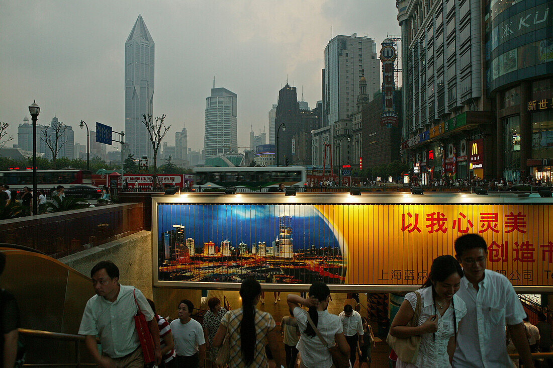 Shopping, Nanjing Road,Evening, Nanjing Road, shopping, people, pedestrians, subway, pedestrian underpass, Unterführung, JW Marriott Tower, Werbung, adverising