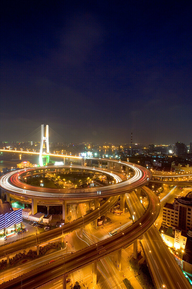 Nanpu Bridge,Autobahnschleife vor dem Überqueren des Huangpu River, Kreisel, Auto, Verkehr, Stadtautobahn, motorway, circle, spirale, Betonspirale, Gaojia expressway to Pudong