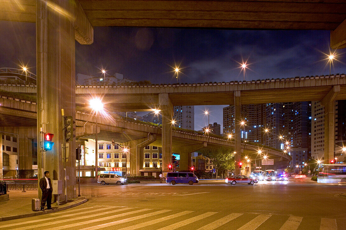 Nanpu Bridge,Autobahnschleife vor dem Überqueren des Huangpu River, Kreisel, Auto, Verkehr, Stadtautobahn, motorway, circle, spirale, Betonspirale, Gaojia expressway to Pudong, Betonstelzen