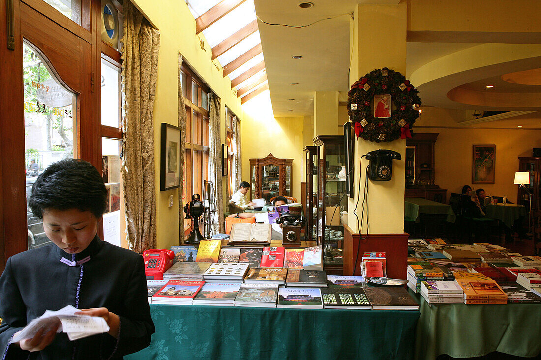 Old China Hand Reading Room,Café, Buchhandlung, bookshop, French Quarter, Französische Konzession, bookstore, coffeeshop, tea, cappucino, photographer Deke Erh, Tee, waitress