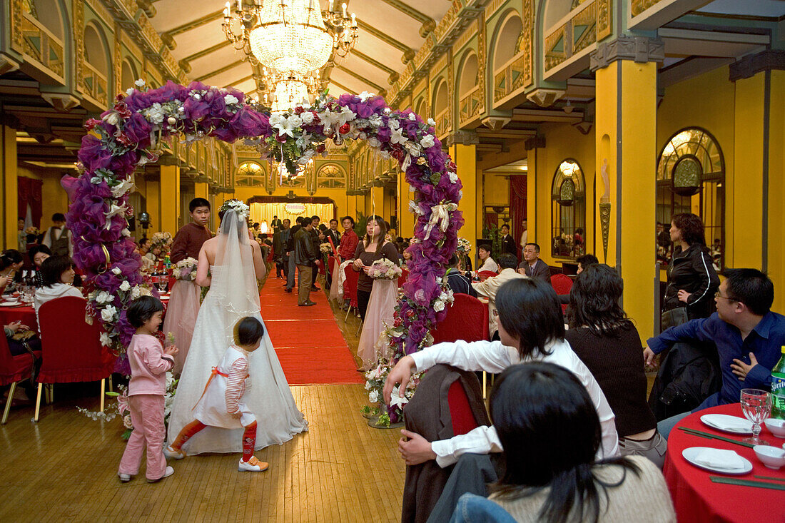 Wedding party in Peace Hotel,White wedding, Hochzeit, Gesellschaft in Golden Hall, Peace Hall, interior, Innenaufnahme, Braut mit Brautkindern, bride with kids, Fest, banquet