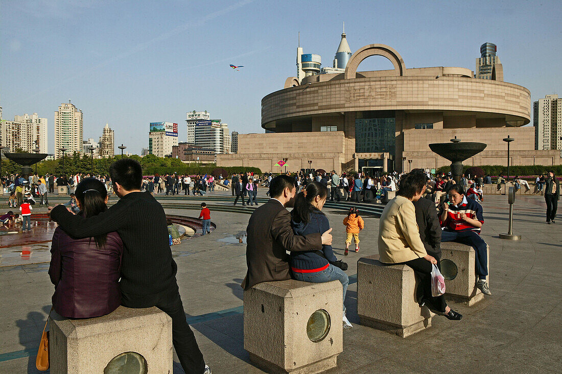 People's Square,meeting point Shanghai Museum, young people waiting, Treffpunkt, Warten, Platz, Paare, couples