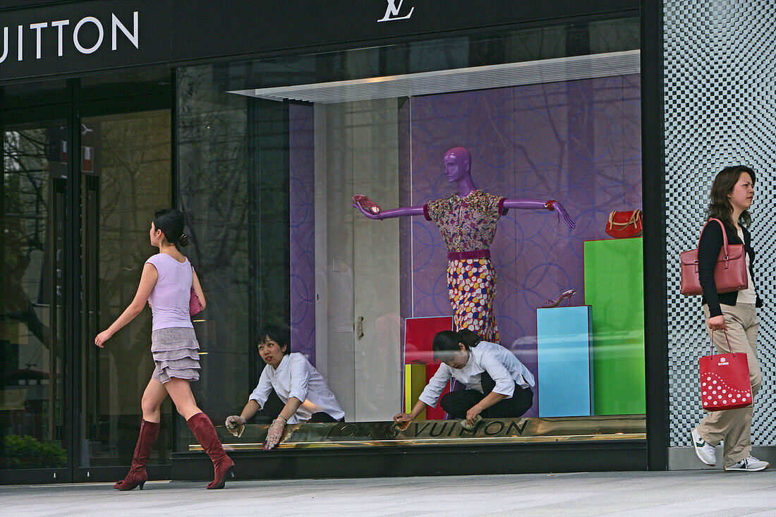 Vuitton Fashion, Plaza 66, window display, window decoration, window dressing, store, pedestrian, Nanjing Road