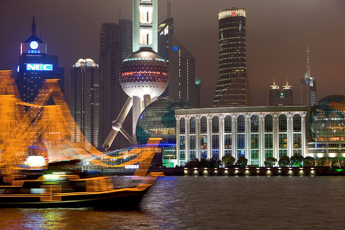 Skyline Pudong,Center of Pudong, Huangpu River, Fluß, Pearl Orient Tower, TV Tower, Jinmao, Kongress- und Tagungszentrum, congress centre, moving boat, Bewegung