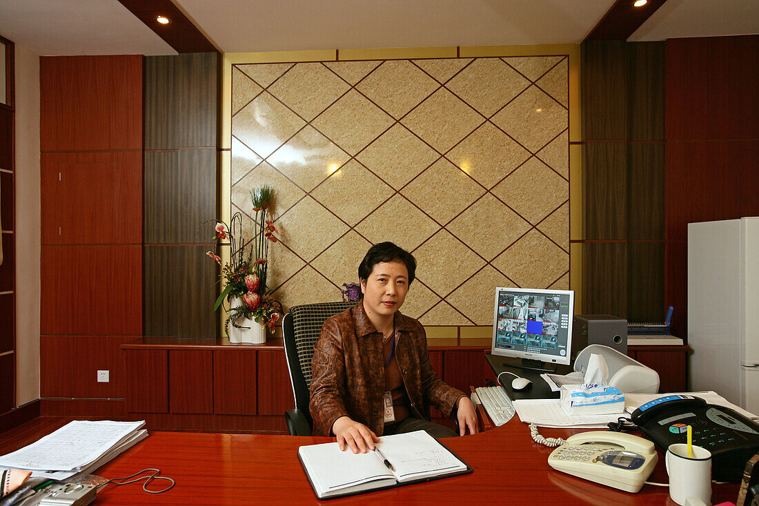 business woman, Shanghai,Unternehmerin, Yan Hang Mei at her desk, T-Shirt factory, Farbrik