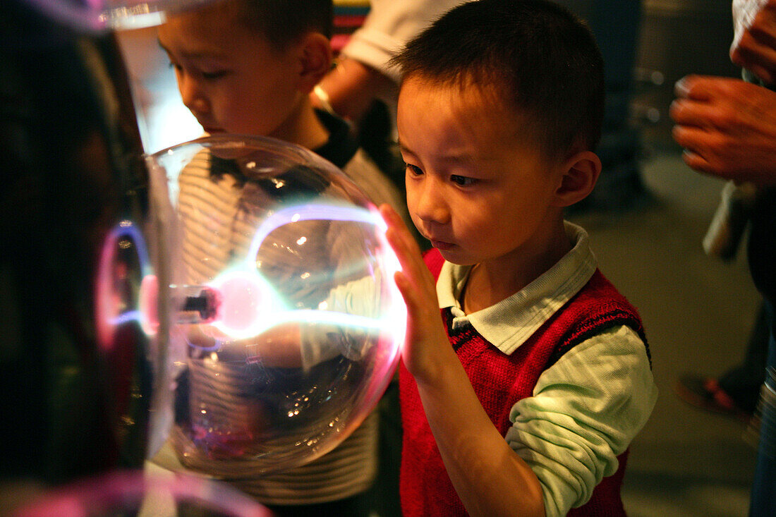 Science and Technology Museum,Kind staunt, Hochspannungs-Kugel, high voltage bowl, Wissenschaftsmuseum, Kuppel, Kugel, dome, science museum, Stadtteil Lujiazui, exhibition, research, Century Square, Experiment, Elektriziät, Hochspannung, Technik, Science 