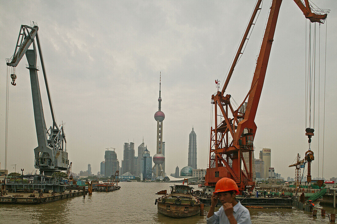 Shanghai Harbour,View from Waibaidu Bridge, Brücke über Souzhou Creek, Huangpu-River, Hafen, Huangpu-Fluß, Pudong, Schiffsverkehr, Lastkähne, line of freight barges, man with helmet, Arbeiter mit Bauhelm