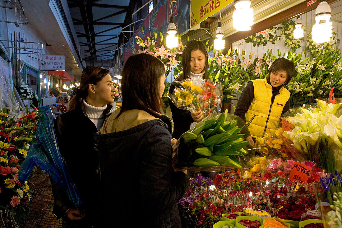 flower market,rote Rosen, Blumenmarkt, Wenhua Guangshan, near Shaanxi Nanlu, flowers, flower market, floral, rose, plant, Markt, Markthalle, alt, old, Käufer, sales