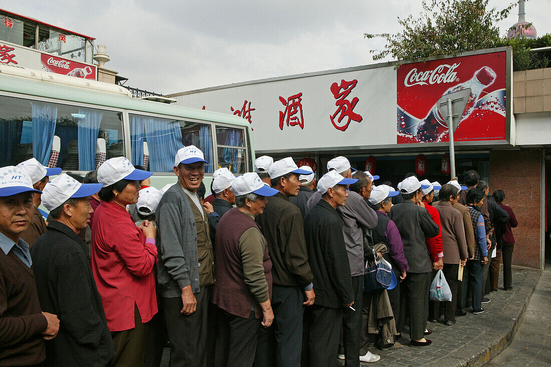 chinese tourists,bus tour, Gruppentourist, uniform cap, Cola Werbung, advertising, Bund, Schlange, queue, old folks