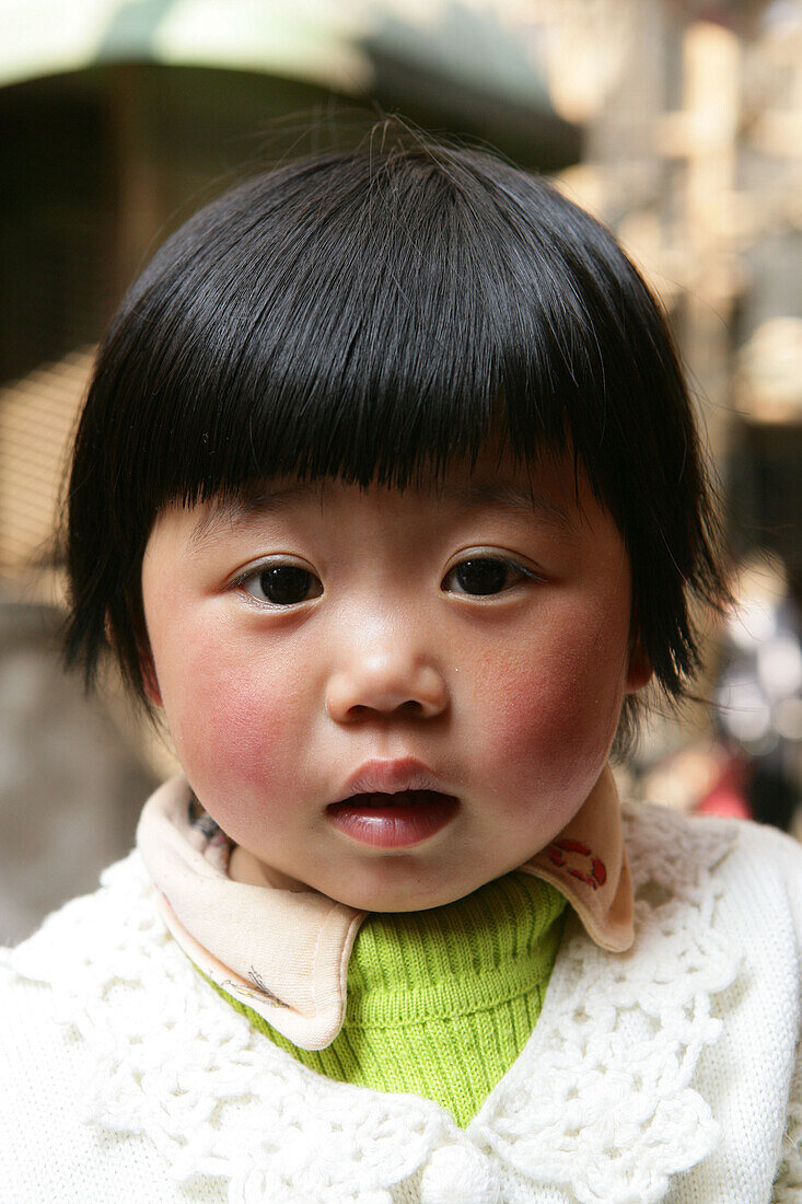 Portrait, young child, Kind, kids,young girl in back lane, old town, Wohngasse, Kinder, Kleiner Kaiserin, Little Empress, Einzelkind, only child, verwöhnt, pampered, aus: "Mythos Shanghai", Shanghai, Sachbuch, Bildband, Fotos Karl Johaentges, Text Erich F