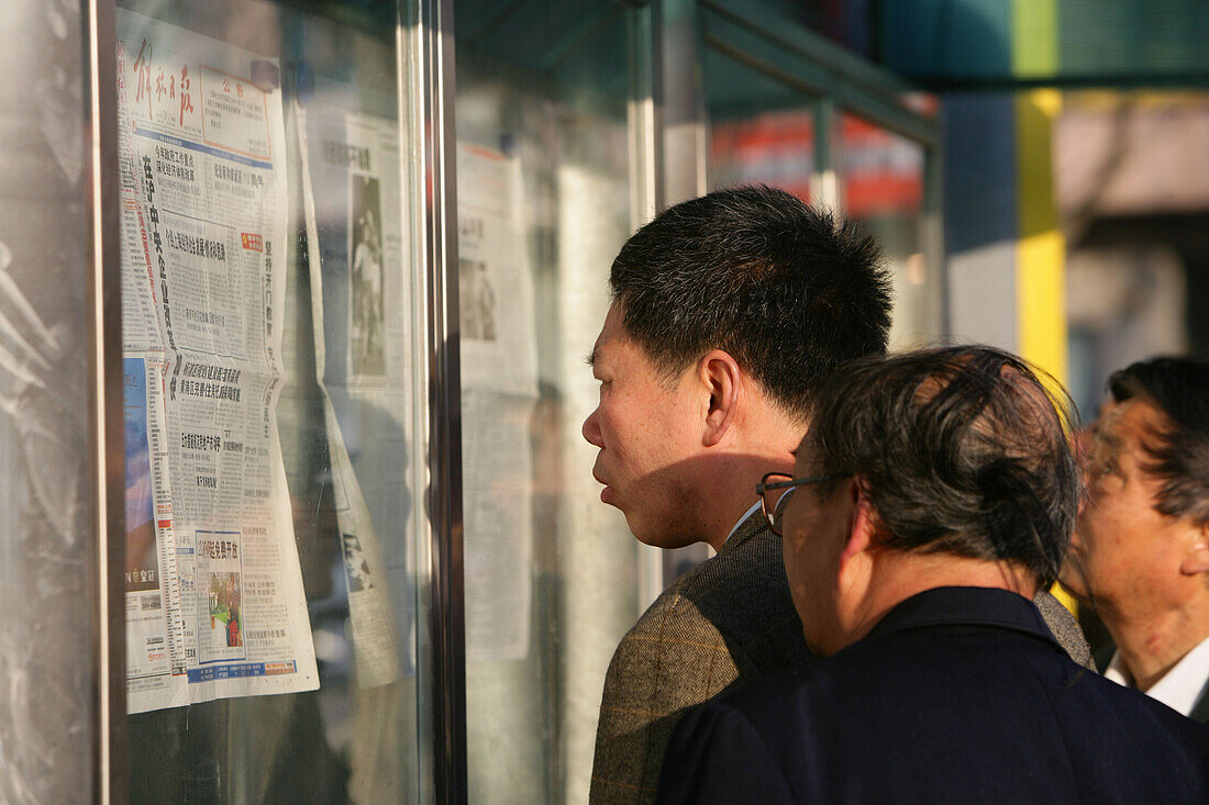 People,Zeitungsaushang, newspaper display, readers, Leser, public, Cover, Titelblatt, Media, Nachrichten, news, information
