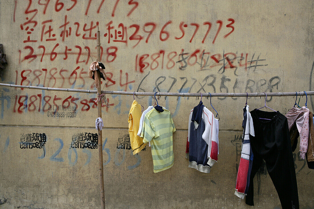 Graffiti,Telefonnummern, Graffitti, Wäschestange, washing line