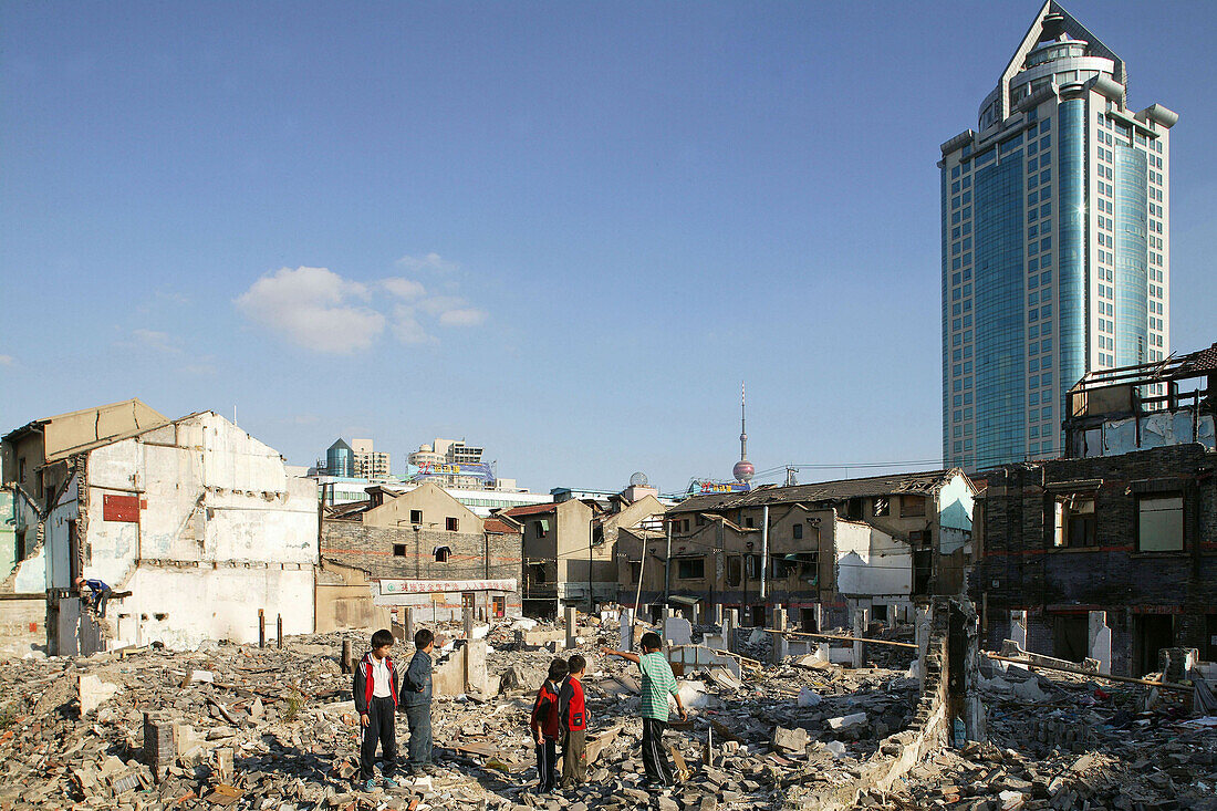 Abriss, demolitian Hongkou,Kinder spielen, Baustelle als Spielplatz, construction site playground, redevelopment area, Abrissgebiet, living amongst demolished  houses, Wanderarbeiter leben in Abrisshäusern und provisorischen Bretterverschlägen, migrant wo