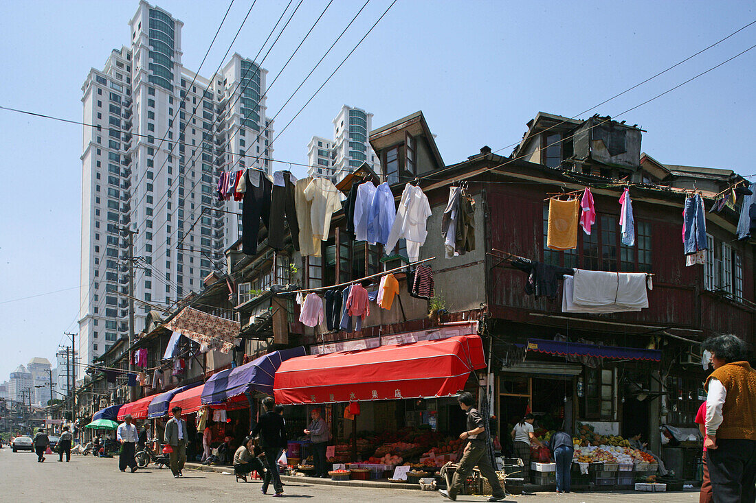 Hongkou quarter Shanghai,Strassenkreuzung, street corner, traditionelle Bebauung und Hochhäuser, Wäsche, clothes line, laundry, highrise