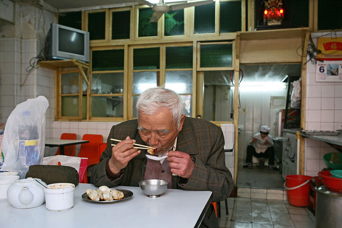 Hongkou quarter Shanghai,Küchenhilfe, cook, Jiaozi Restaurant, old man, dumpling restaurant, billiges Essen, Frühstück, cheap breakfast, lunch break, Essenpause