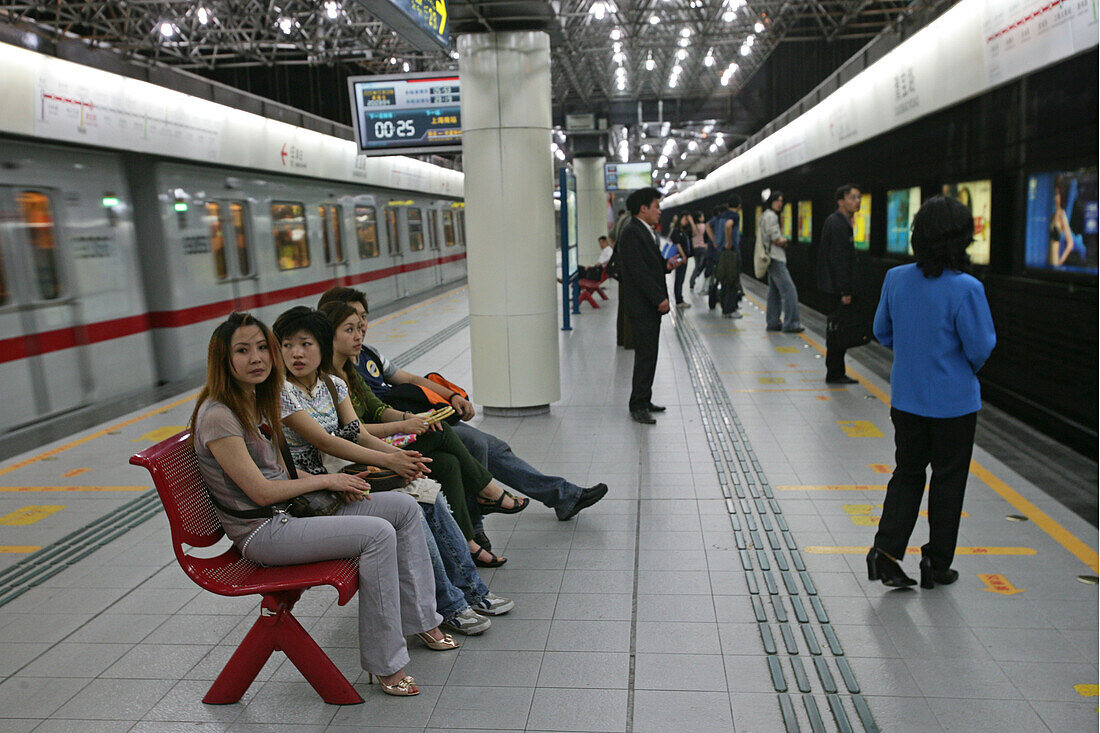Metro Shanghai,mass transportation system, subway, U-Bahn, modernes Verkehrsnetz, public transport, underground station, Bahnhof, waiting passengers, Warten, People's Square
