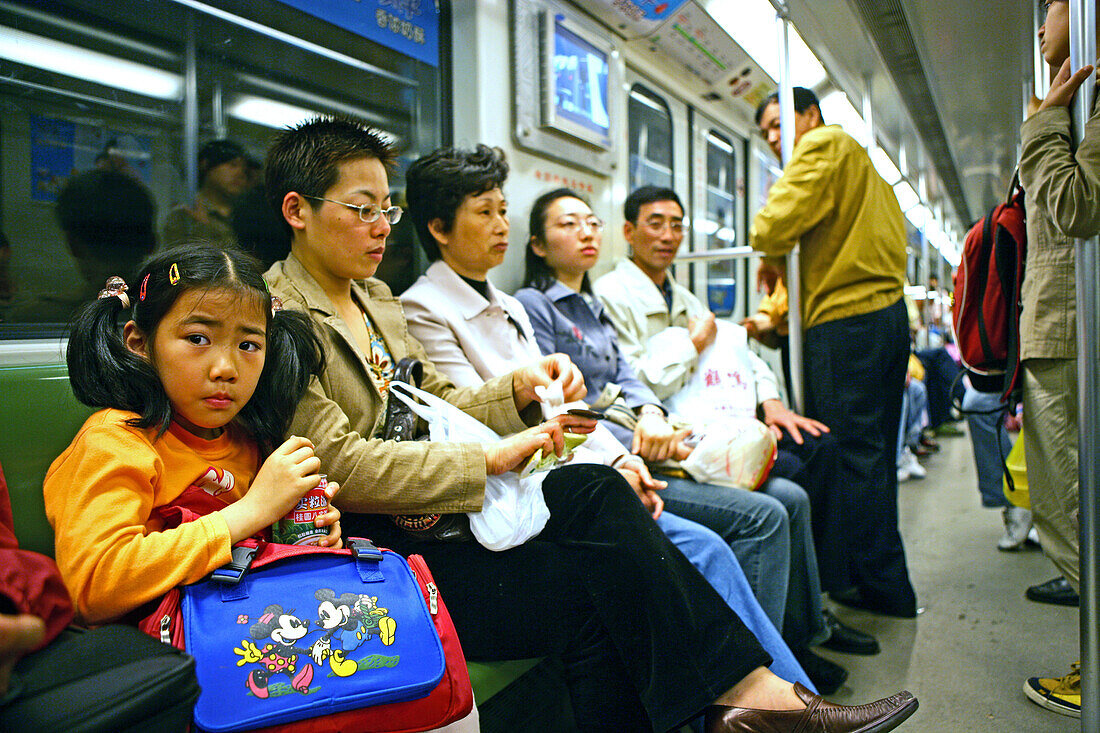 Metro Shanghai,Passagiere, Fahrgäste, mass transportation system, subway, U-Bahn, modernes Verkehrsnetz, public transport, underground station, Bahnhof, commuters, Pendler