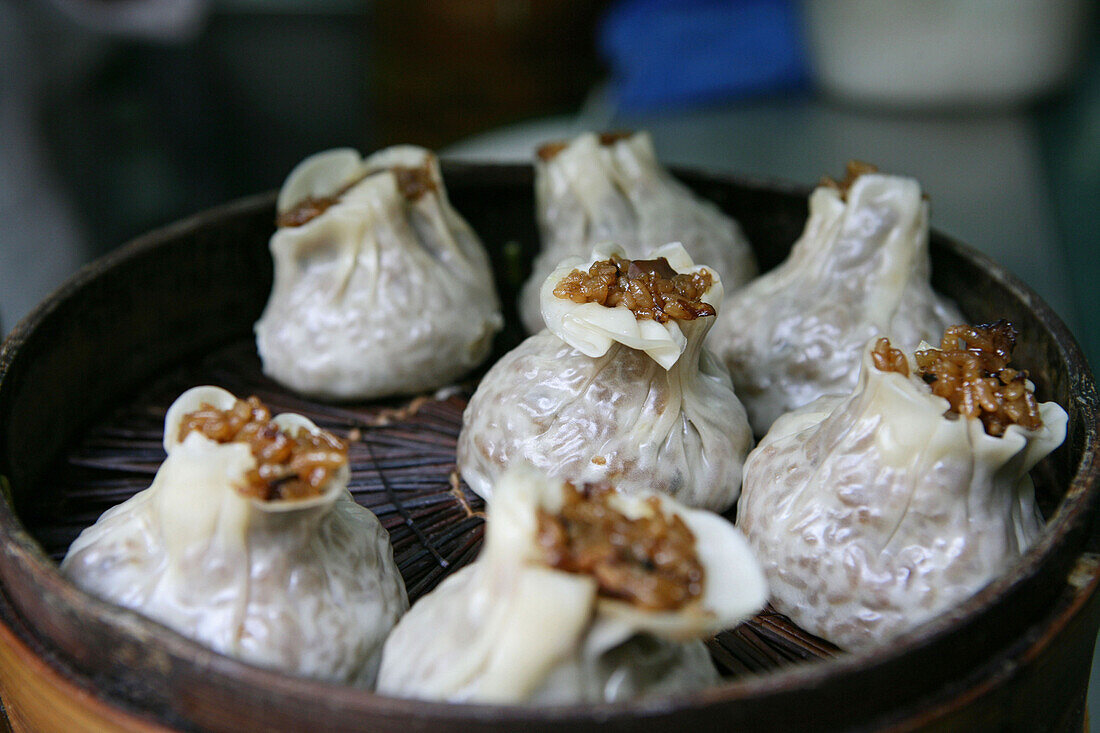 Baozi mit Klebreis,rice dumpling, steamed, buns, Baozi im Bambus-Dämpfkorb