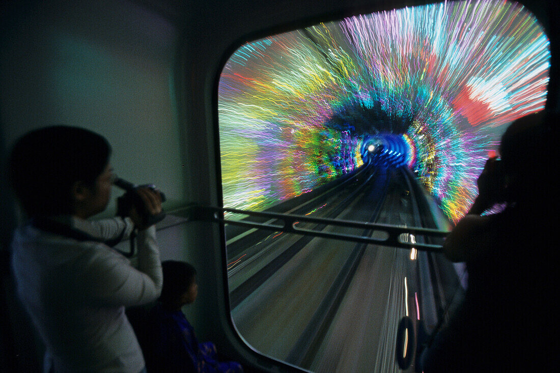 Tourist Tunnel Pudong,Touristentunnel zwischen Bund und Pudong, Kabinenbahn, cabins, colorful, illumination, neon, Kunstlicht, Lichteffekt, video, Installation