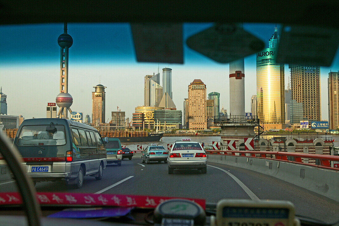 Traffic Shanghai,taxi, driver, expressway to Bund, skyline Pudong, Blick durch Windschutzscheibe, view through windscreen, aus: "Mythos Shanghai", Shanghai, Sachbuch, Bildband, Fotos Karl Johaentges, Text Erich Follath, Verlag, Collection Rolf Heyne, 2005