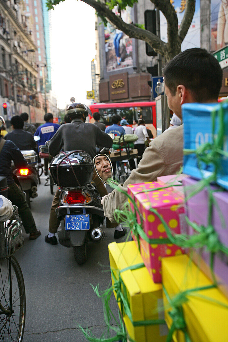 Traffic Shanghai,motorbike taxi, driver, courier, Motorradkurier, Motorradtaxi, Geschenke, presents, face in mirror, Spigelbild, Motorradspiegel, aus: "Mythos Shanghai", Shanghai, Sachbuch, Bildband, Fotos Karl Johaentges, Text Erich Follath, Verlag, Coll