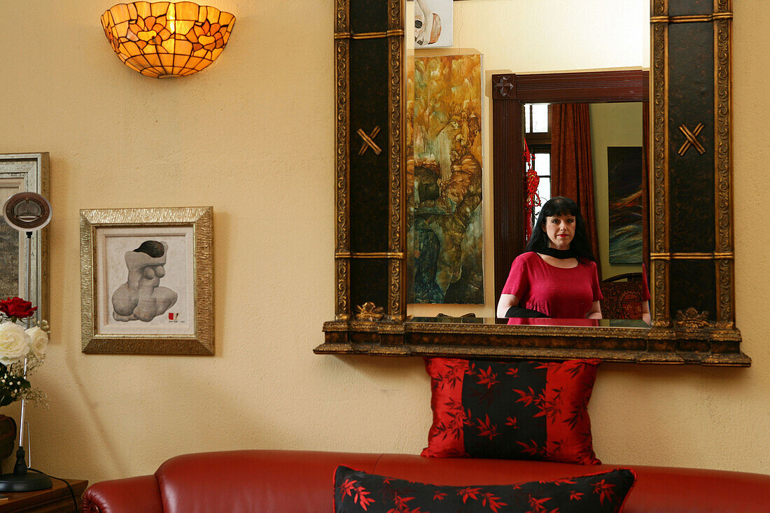 Kunstsammlerin, lives with her collection in an old house in Old Town, mirror