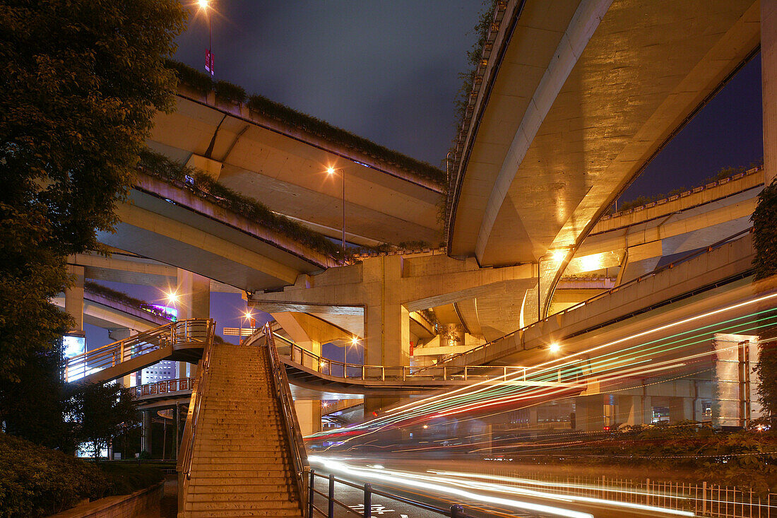 Gaojia motorway,Gaojia, elevated highway system, WachmannHochstraße, im Zentrum von Shanghai, Expressway, Deko-Mittelsäule, central column supports 7 levels, puzzle of concrete tracks