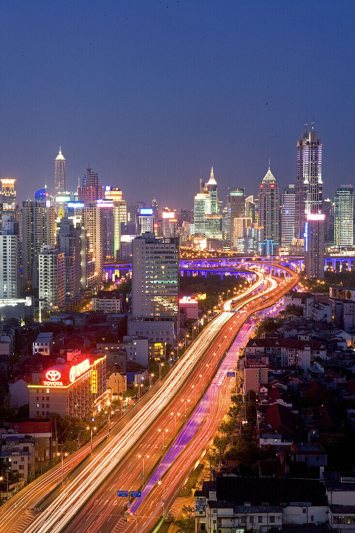 Gaojia motorway,Yan'an Zhonglu Motorway, Gaojia, elevated highway system, Hochstraße, Autobahnring, Autobahnkreuz im Zentrum von Shanghai, Hochstrasse auf Stelzen, Kreuzung von Chongqing Zhong Lu und Yan'an Dong Lu, Expressway, night skyline of central Sh