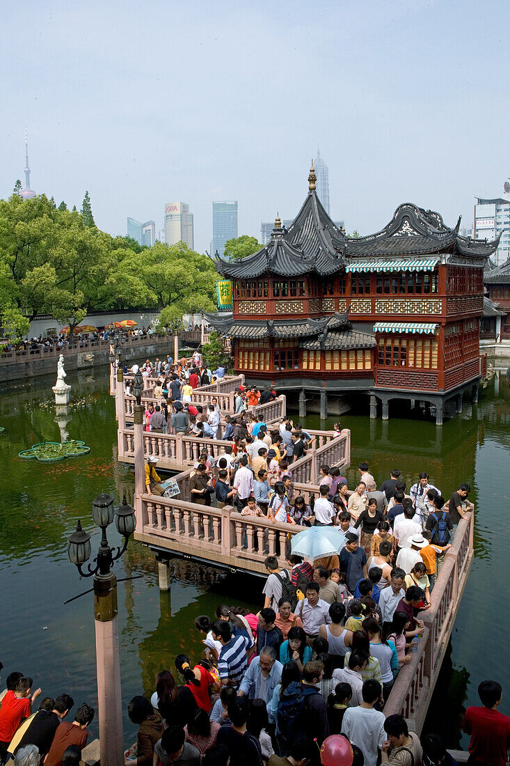 Huxinting Teahouse, Yu Yuan Garden,Teehaus am Yu Garden, Gartenkunst, classical Garden of Joy, Yu Yuan Garden, Nanshi,  Zickzack Brücke, Feng Shui, Mid Lake Pavilion Teahouse, twisting bridge, Bridge of nine turnings, window, Fenster, Durchblick, view