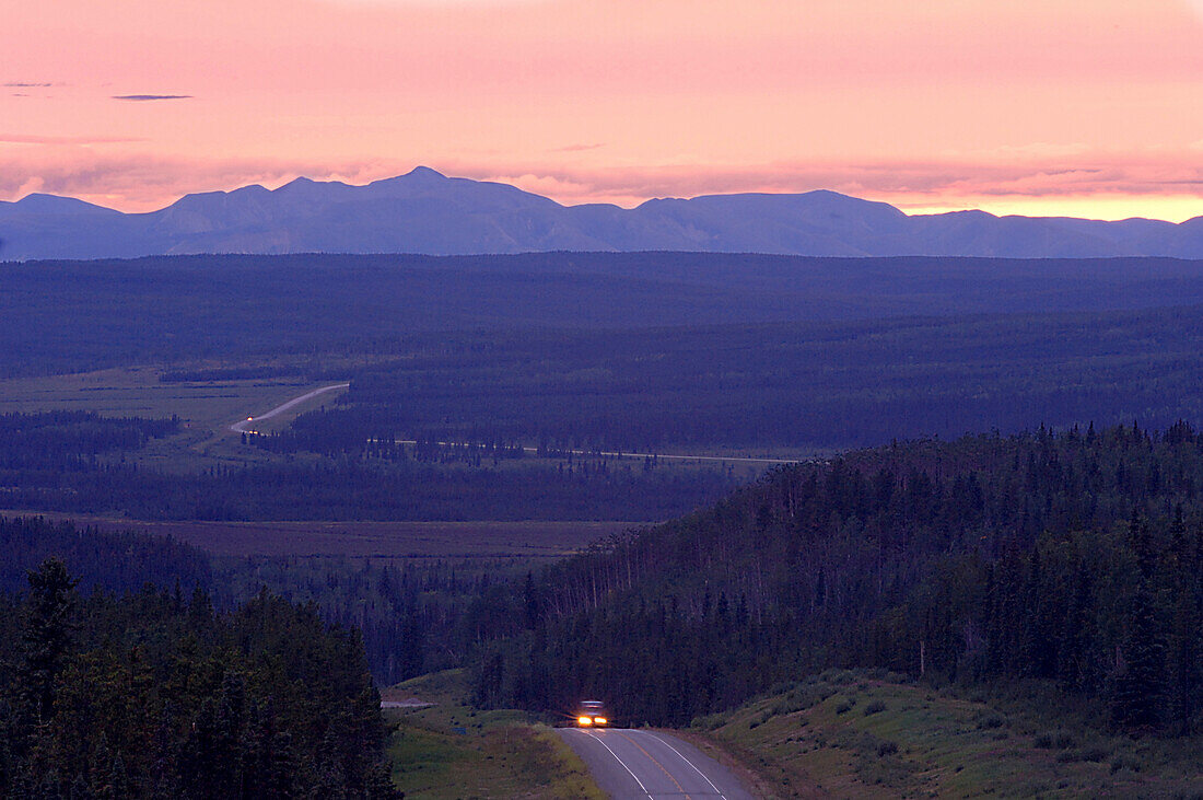 Alaska Highway nördlich von Pink Mountain, British Columbia, Kanada