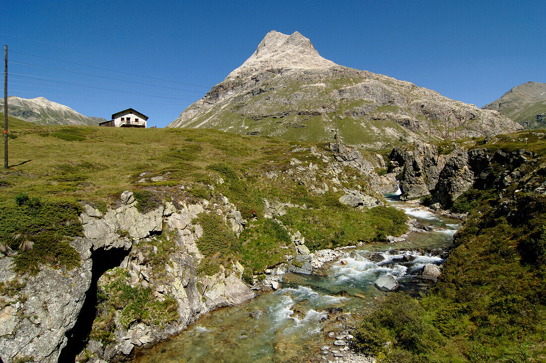 Einsame Berghütte an einem sonnigen Tag, San Bernardino Pass, Graubünden, Schweiz