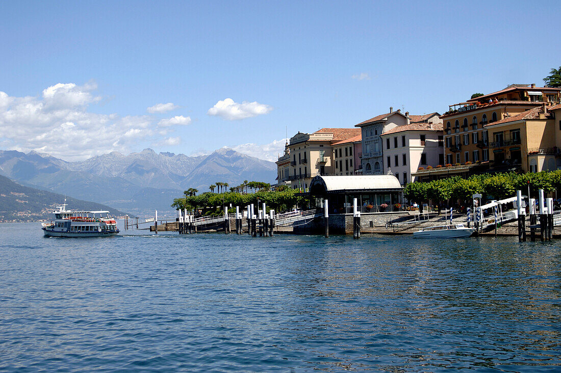 Ein Ausflugsschiff fährt über den See, Bellagio, Comer See, Lombardei, Italien