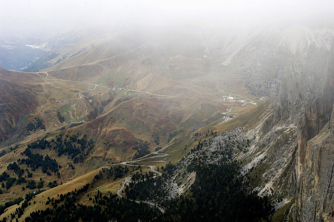 Blick durch Wolken auf karge Berglandschaft, Dolomiten, Italien