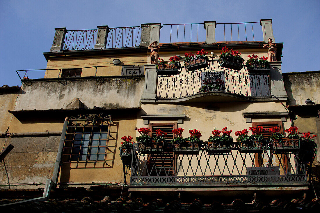 Balkone an einem Haus auf der Ponte Vecchio, Florenz, Italien