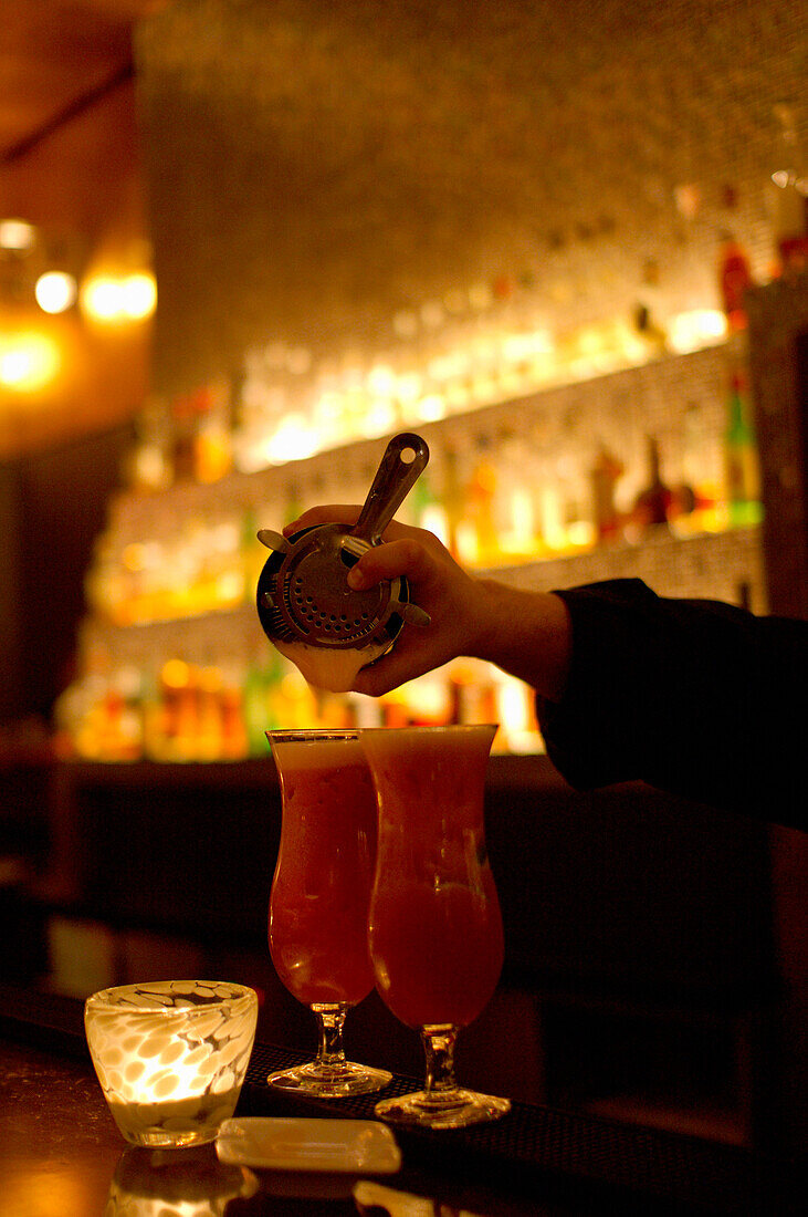 Barkeeper mischt Cocktails