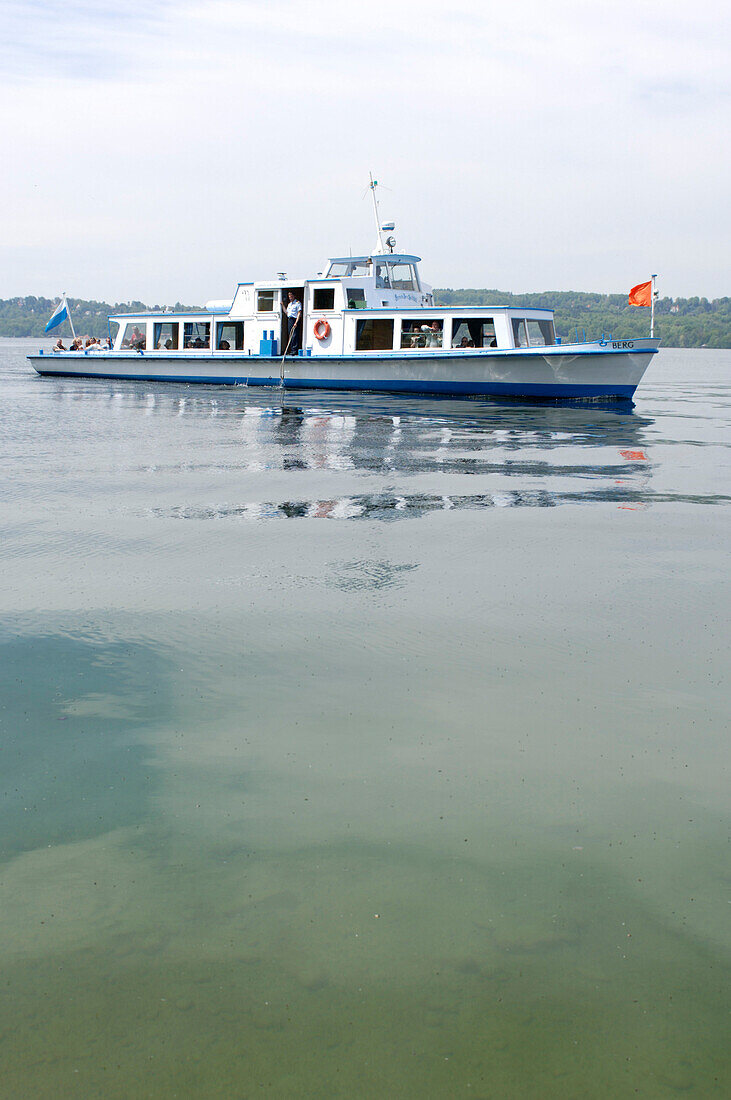 Ein Ausflugsboot fährt auf dem Starnberger See, Bayern, Deutschland