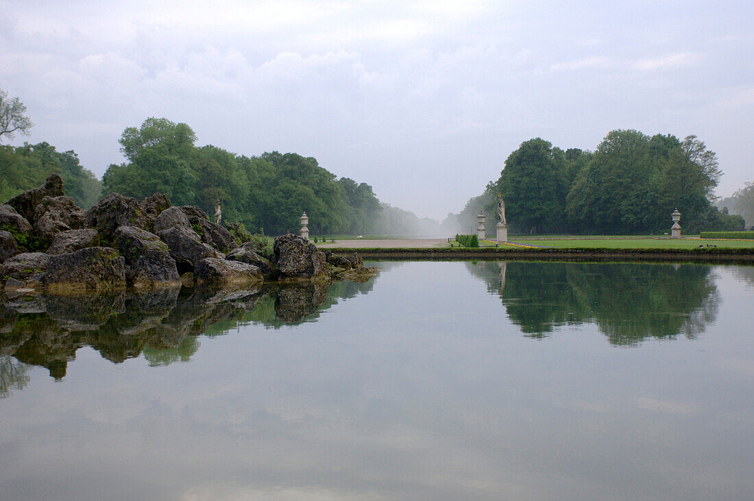 Blick über einen Teich im Schlosspark von Schloss Nymphenburg, München, Bayern, Deutschland