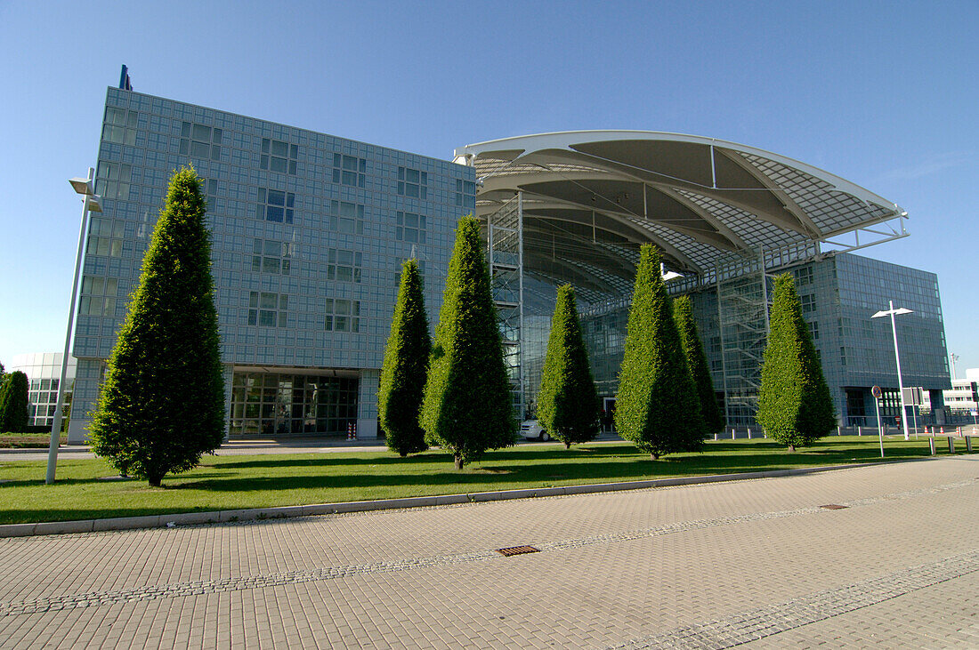 Blick auf den Eingang des Franz Joseph Strauss Flughafen, München, Bayern, Deutschland