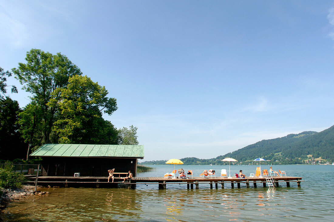 Menschen auf einem Steg am See, Bad Wiessee, Bayern, Deutschland, Europa