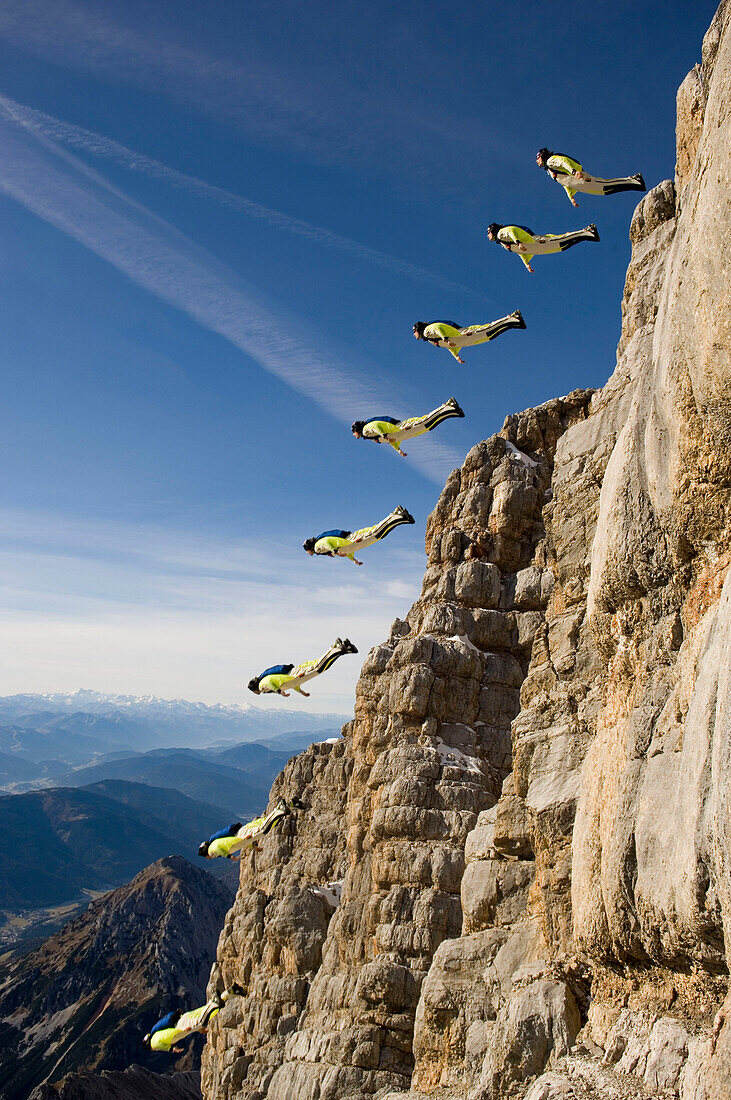 Base Jumping von der Südwand des Dachsteins, Österreich